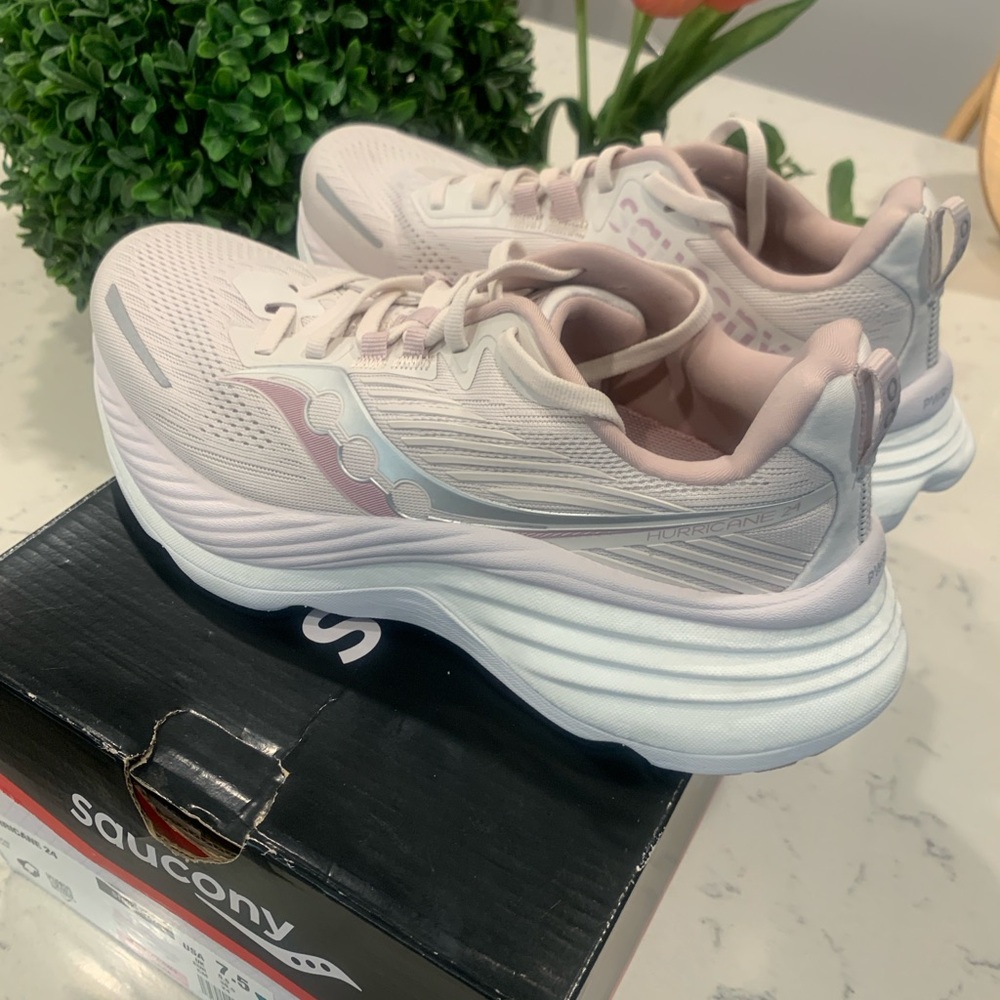 SAUCONY NIB, Hurricane 24 womens7.5